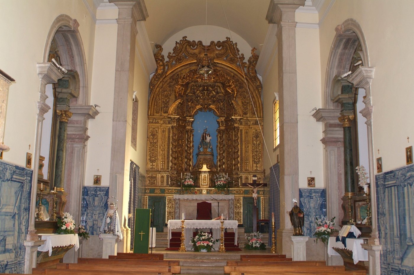 Interior e retábulo do altar-mor